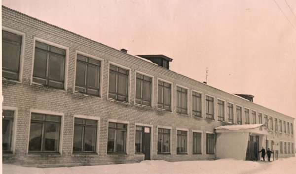 <br>В это здание школа переехала в 1972г.<br>